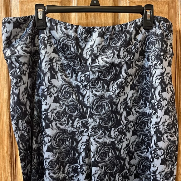 Silver and Black Rose Patterned Yoga Legging - Picture 4 of 5